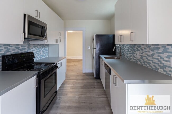 Building Photo - Updated 4BR 2 Full Bath House with Parking!