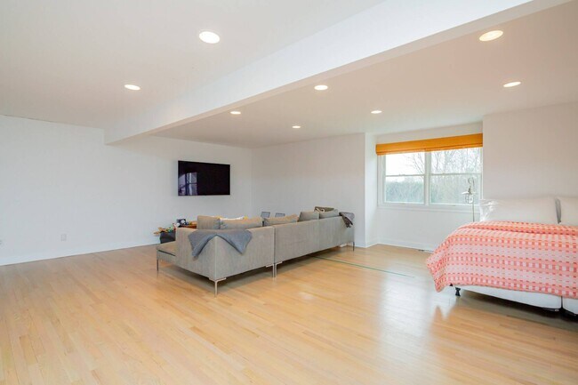 Building Photo - 15 S Hill St