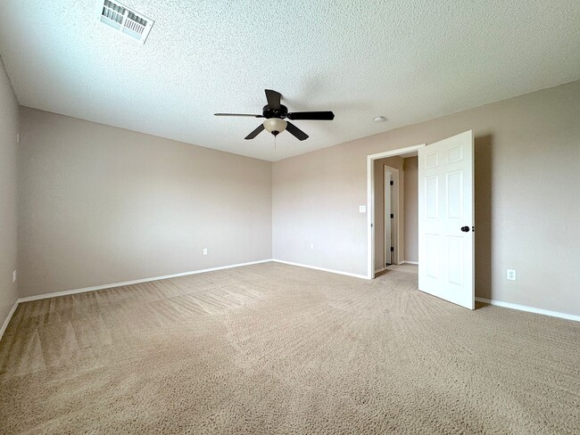 Building Photo - Sandstone Ranch Estates 3 Bed Refrig A/C!