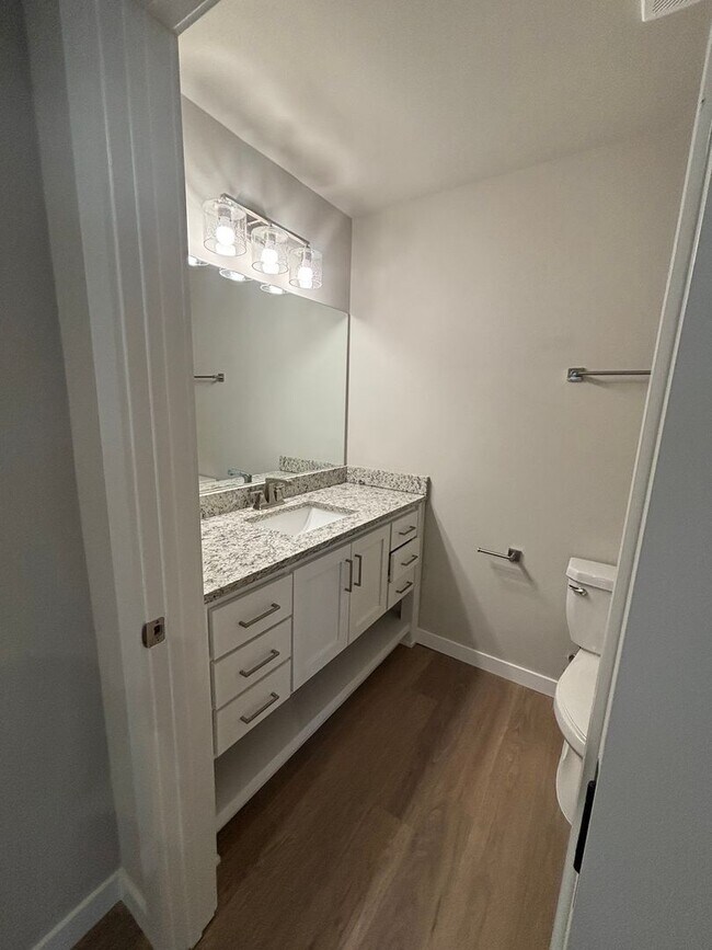 Building Photo - Beautiful New Duplex!