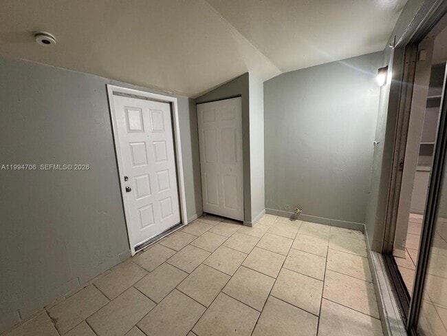 Building Photo - 5440 SW 38th Ct