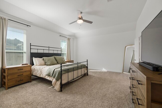 Building Photo - 573 Newcomb Holw Dr