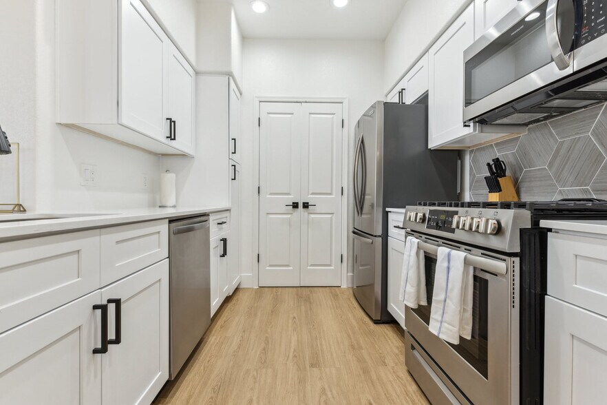 Building Photo - 9450 W Cabela Dr