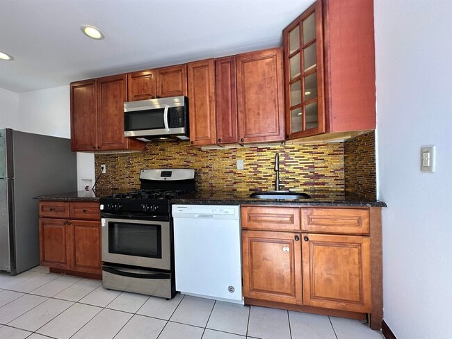Building Photo - 125 Zabriskie St