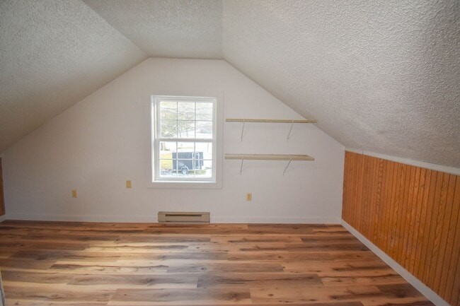 Building Photo - Studio Apartment in Mill Hall Close to Greenhouse!