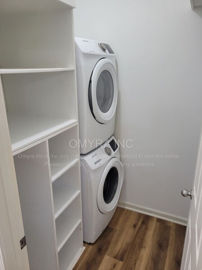 Building Photo - Gorgeous Newly Renovated 3 Bedroom House i...