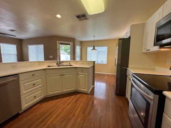 Building Photo - Beautiful & Spacious Pet-Friendly Home at ...