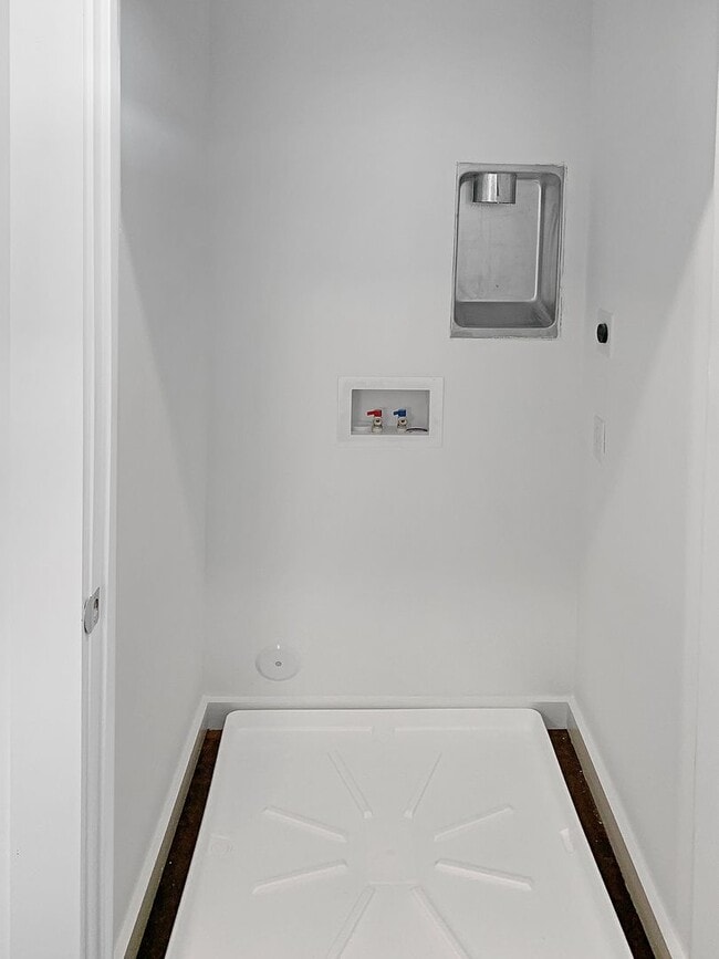 Building Photo - Modern 2 Bed, 2 Bath Condo with Fenced Yar...