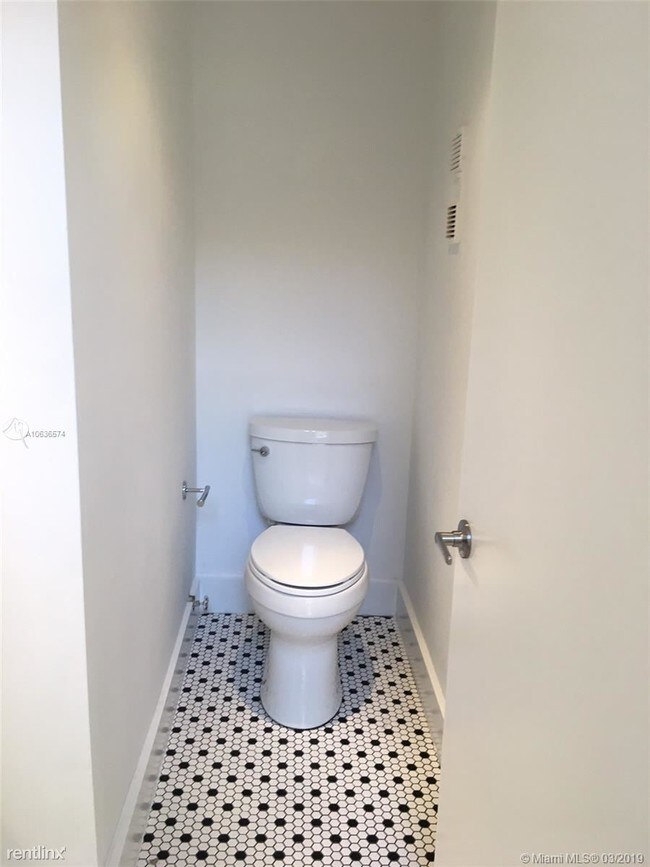 Building Photo - 2 br, 2.5 bath  - Brickell Forest Condo