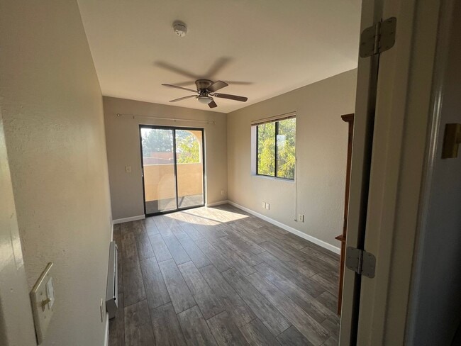 Building Photo - 390 Fairway Oaks Dr
