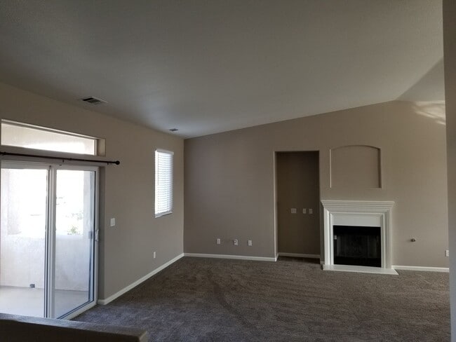 Building Photo - Stunning Home in Pacific Crest!  This 5 Bedroom 2.5 Bathroom with 2 Living Rooms