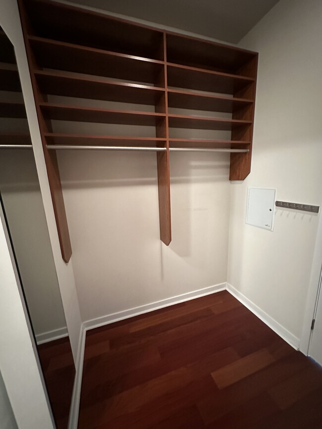 Custom Closet - 400 W Peachtree St NW