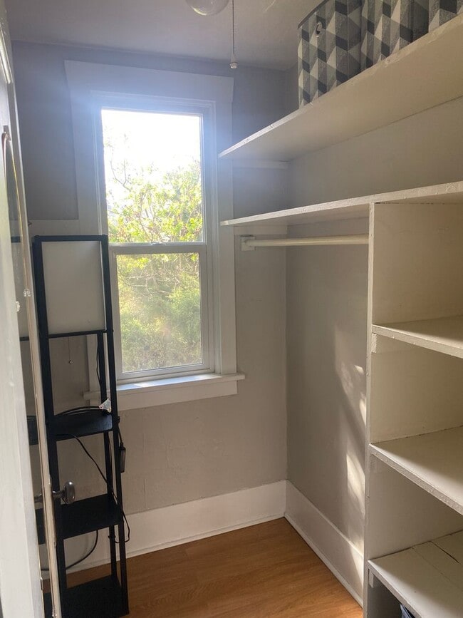 Building Photo - Helmich Duplex