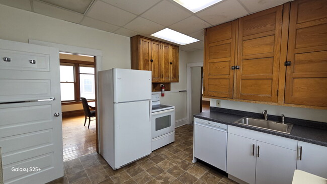 Building Photo - 6 Bed 2 bath FRESH PAINT - Single Family H...