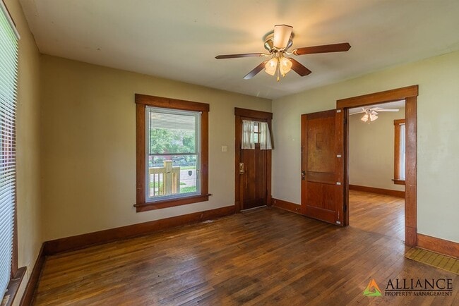 Building Photo - Ideal Location! Next to KSU!