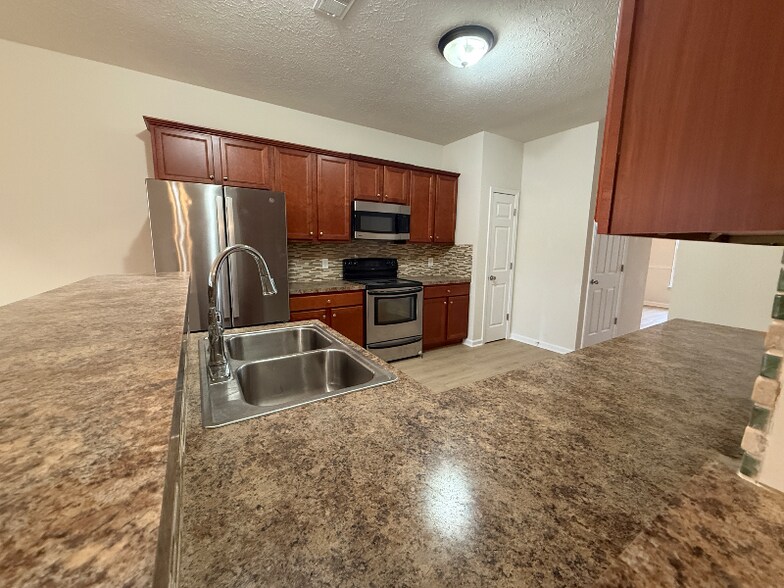 Building Photo - 102 Privett Ct