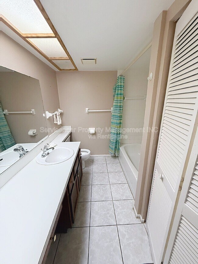 Building Photo - 217 Woodlake Wynde