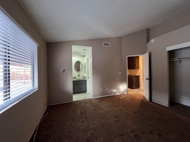 Building Photo - Beautiful 3 Bedroom 2 Bathroom House in Co...