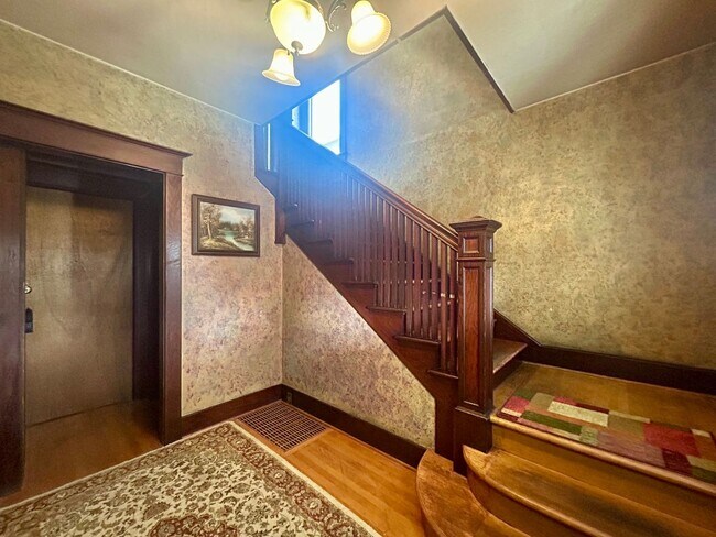 Building Photo - 1030