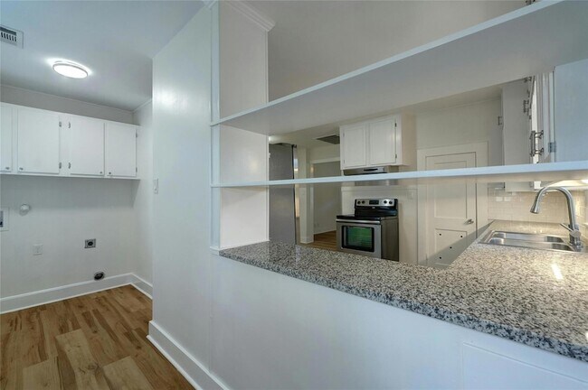 Building Photo - 1102 Hackberry St