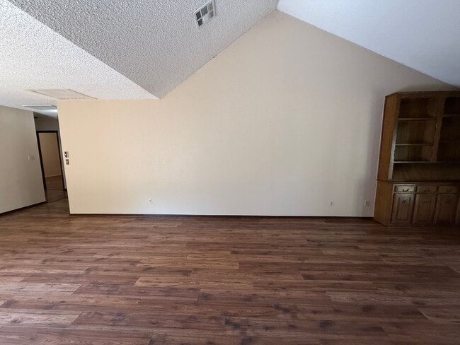Building Photo - Vaulted Ceilings, Large Great Room! 3 bedr...