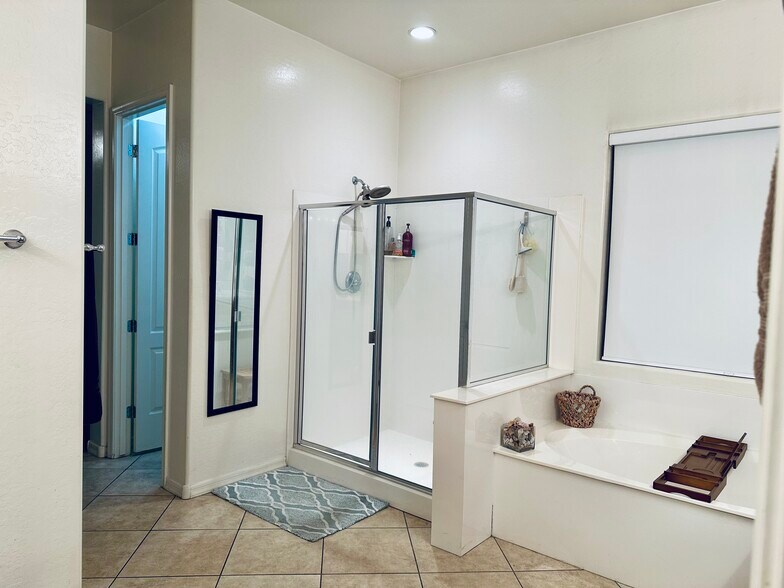 Building Photo - 372 W Aster Dr