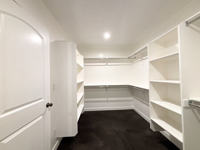 Building Photo - 2676 N Heston Park