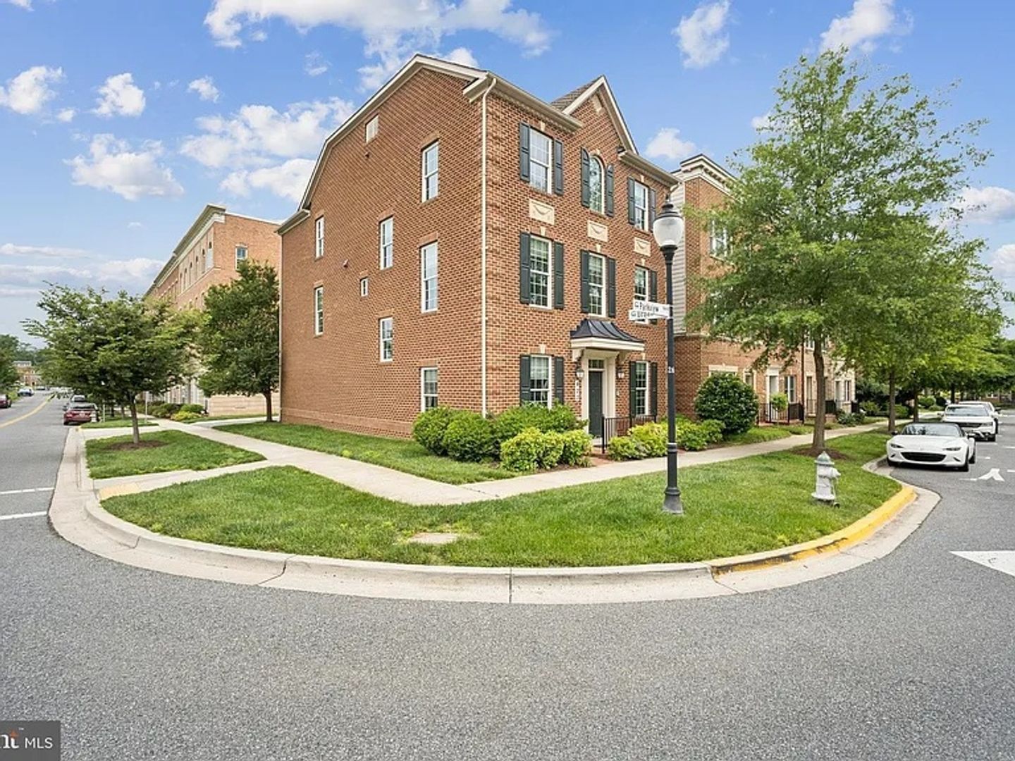 Building Photo - 423 Parkview Ave