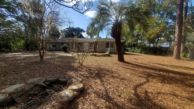 Building Photo - Large 3 Bedroom, 2.5 Bath with large Den and Family Room in Rainbows End, Dunnellon, FL