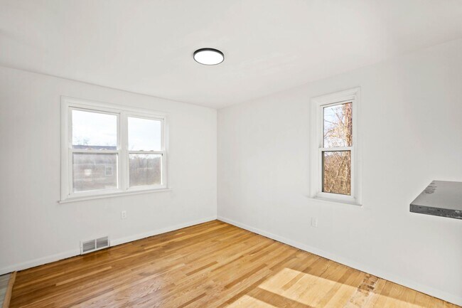 Building Photo - READY FOR JULY 1ST! Don't miss this UPDATED 3-bedroom!