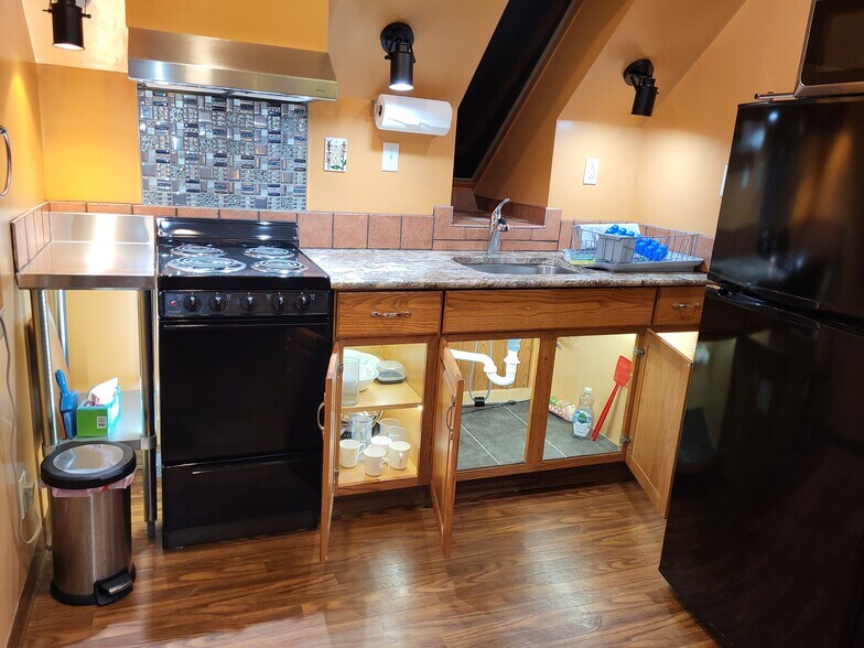 Building Photo - 555 School House Rd