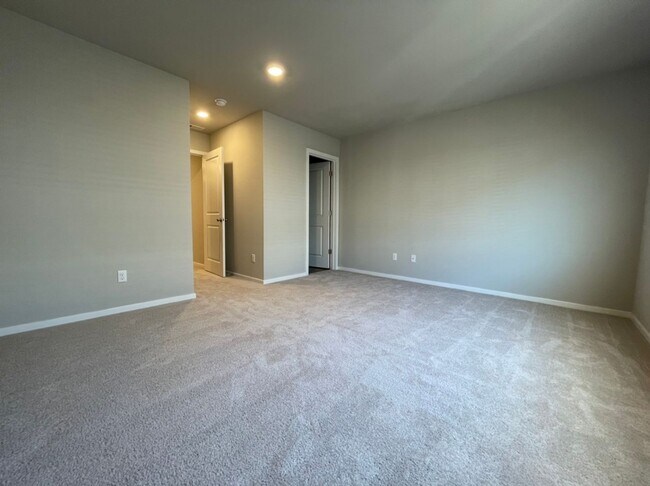 Building Photo - Modern 3-Bed, 2.5-Bath Home with Quartz Counters, Central A/C, and Prime Location!