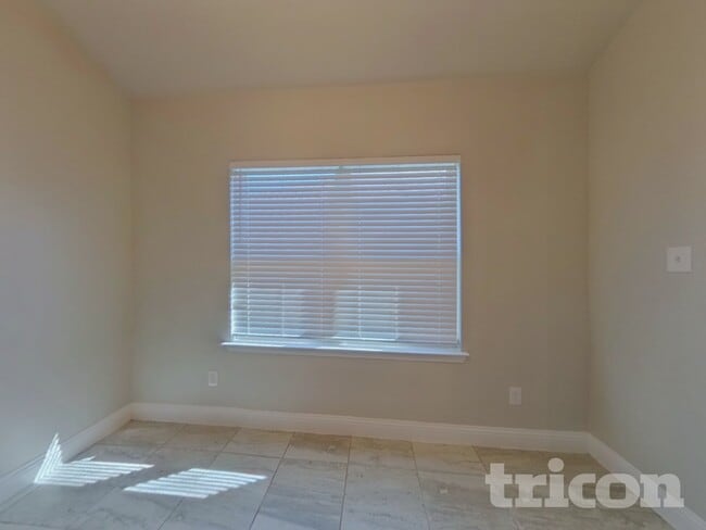 Building Photo - 1340 Beach Dr