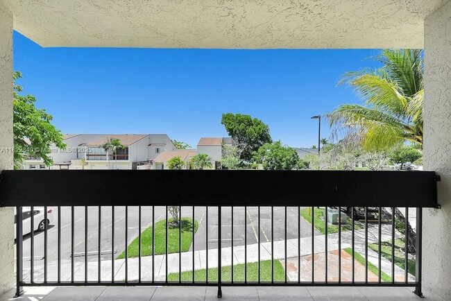 Building Photo - 9133 Fontainebleau Blvd