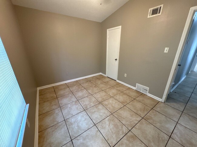 Building Photo - Newly Listed Home in Oakhaven