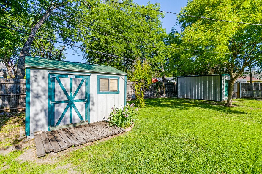 Building Photo - 1104 Sproles Dr