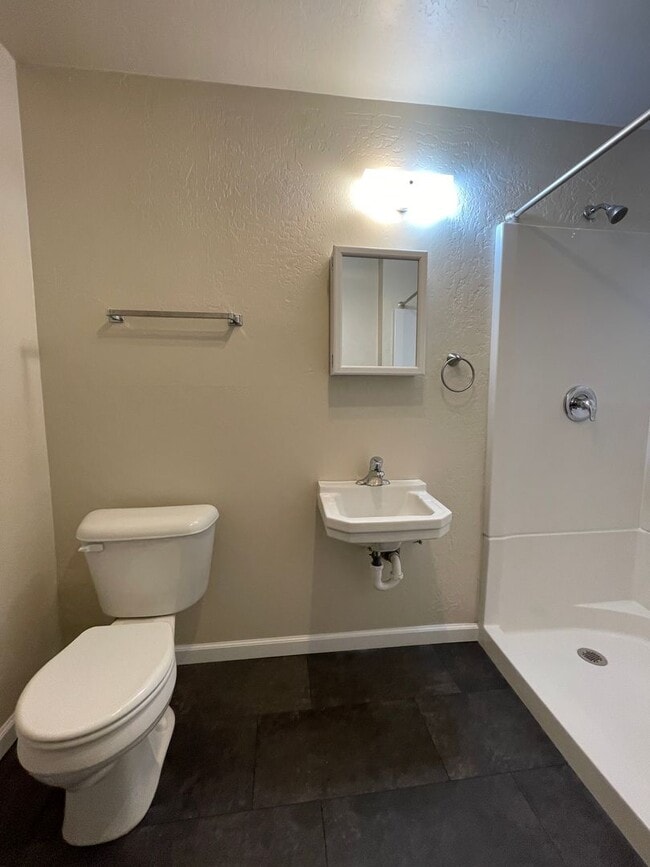 Building Photo - 4 bed, 3 bath split-level home in a private, forested setting (Bayside)