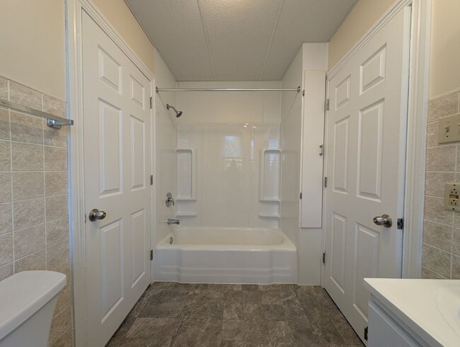 Building Photo - 2nd Floor 2 Bedroom Apartment