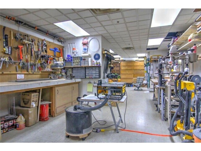 Building Photo - 6500 Woodlake Dr