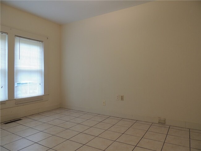 Building Photo - 803 Kings Rd