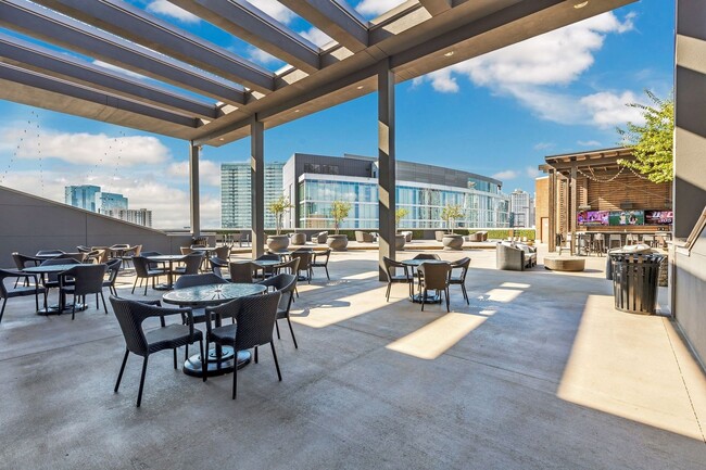 Building Photo - Awesome 1BE/1BA Condo in the Gulch w/2-res...