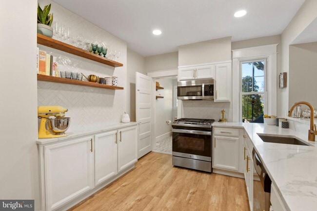 Building Photo - 404 S Jackson St