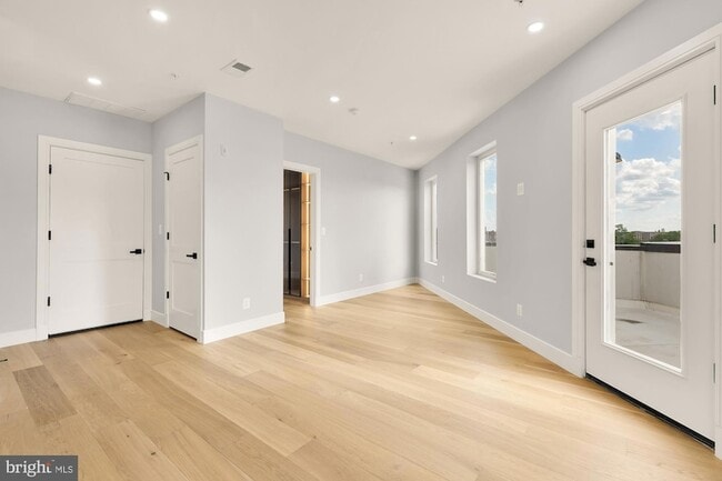 Building Photo - 3215 Mt Pleasant St NW