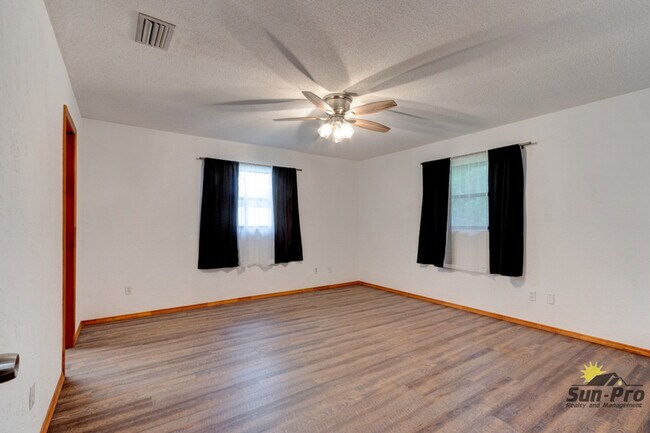 Building Photo - 2025 Willow Oak Dr