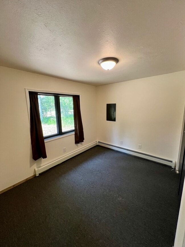 Building Photo - 3 Bedroom Home / 2-Car Garage / No Pets