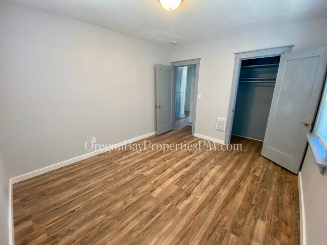 Building Photo - Johnson Ave: 2bdrm / 1 ba Home