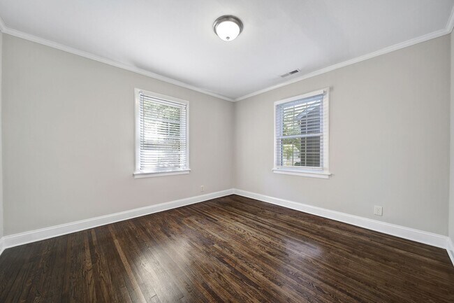 Building Photo - Lovely 2 Bed 1 Bath Bungalow Home in Charl...