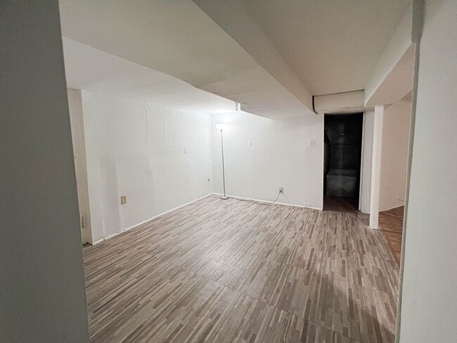 Building Photo - 50's Rambler with 5 BR & 3 BA in One of th...