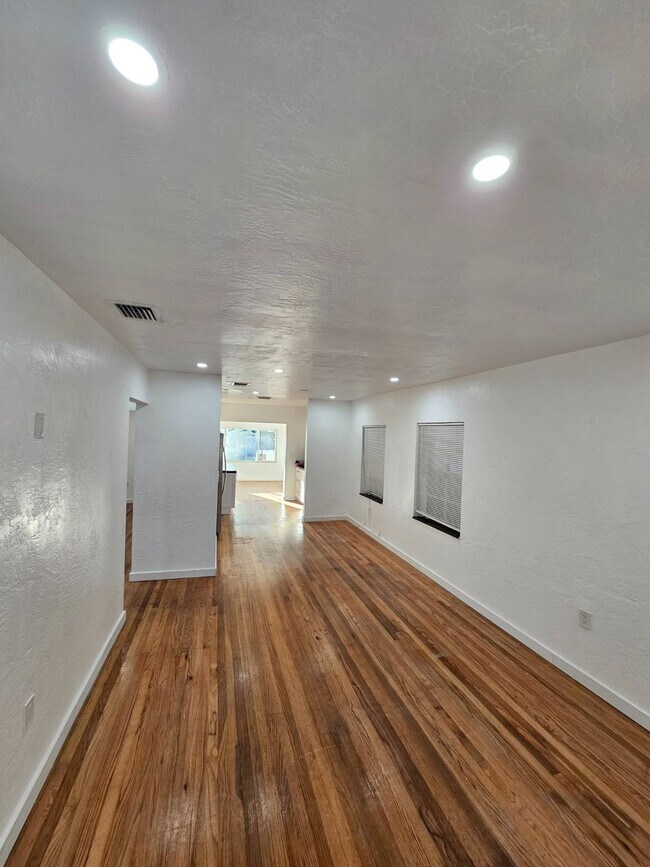 Building Photo - 300 SW 38th Ct