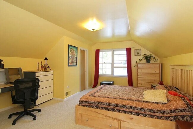 Building Photo - Now Leasing! Charming Home in One of Madis...